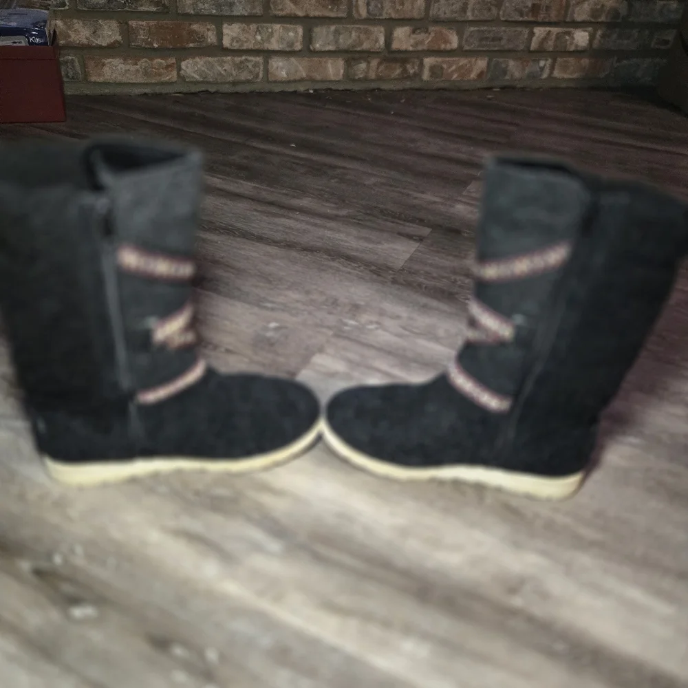 Muk Luks Women's Tally Boots. Size 6Charcoal/black